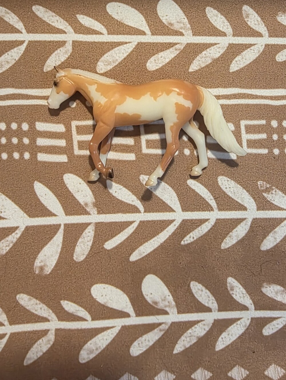 Glow In The Dark Stablemate Loping Quarter Horse Palomino Breyer 1:32 Scale